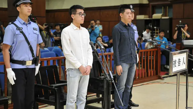 于沐椿(左)与唐问天(右)在北京市朝阳区法院出庭(新华社图片21/5/2015)