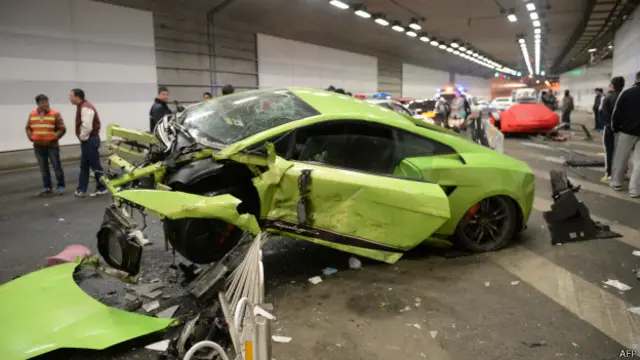 دونوں نوجوان فراری اور لیمبرگینی پر مرکزی بیجینگ کی ایک سرنگ میں ریس کر رہے تھے جب یہ حادثہ پیش آیا