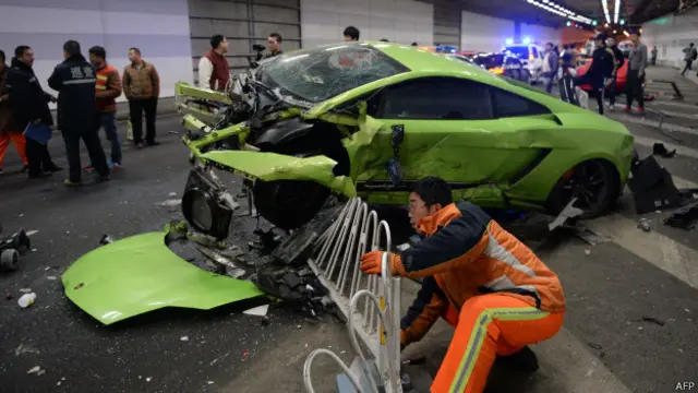 دونوں گاڑیاں 179 کلو میٹر فی گھنٹہ کی رفتار پر جا رہی تھیں جب وہ نیشنل سٹیڈیم کے قریب داٹون روڈ پر ایک سرنگ میں ان کے کنٹرول سے باہر ہو گئیں