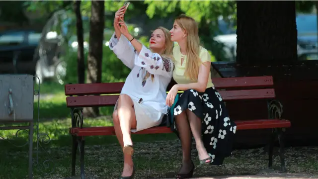 Киевляне в вышиванках - фото