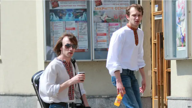 Киевляне в вышиванках - фото