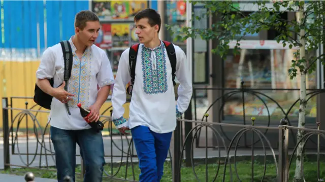 Киевляне в вышиванках - фото