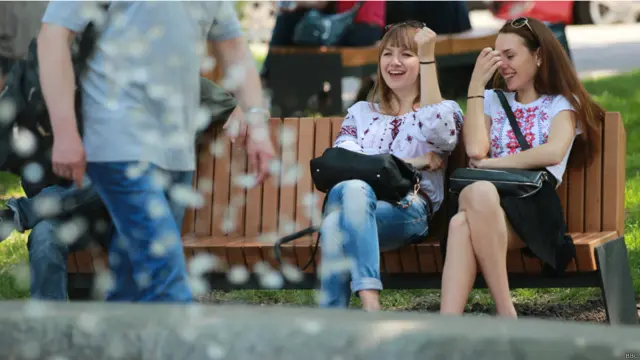 Киевляне в вышиванках - фото