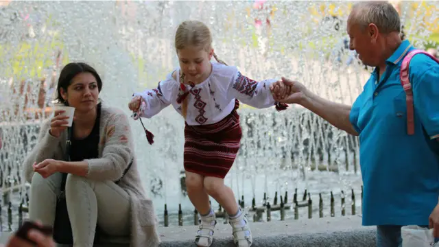 Киевляне в вышиванках - фото