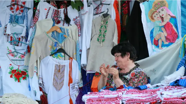 Киевляне в вышиванках - фото