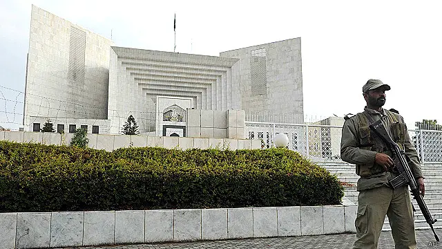 پاکستان بار کونسل اور سپریم کورٹ بار ایسوسی ایشن کے علاوہ متعدد وکلا تنظیموں نے 21ویں آئینی ترمیم کے تحت ملک بھر میں شدت پسندی کے مقدمات کی فوری سماعت کے لیے فوجی عدالتوں کے قیام کو چیلنج کیا ہے