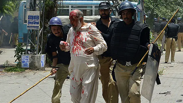 گذشتہ برس 17 جون کو پولیس اور عوامی تحریک کے کارکنوں کے درمیان تصادم ہوا تھا جس میں عوامی تحریک کے 11 کارکن ہلاک اور سو سے زائد زخمی ہو گئے تھے