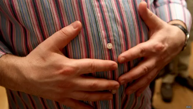 Небольшой мужской живот может действовать успокаивающе, считают некоторые студентки 