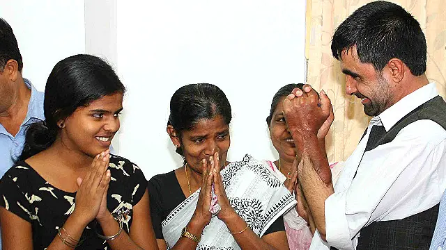 عبدالرحيم نے کہا کہ آپريشن کے بعد انھوں نے اپنے پرانے دستخط بھى کيے