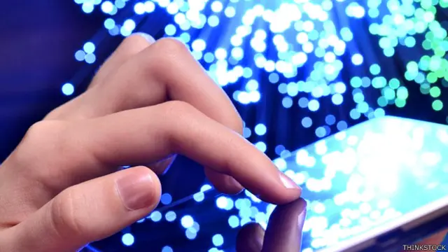 Mano con un teléfono inteligente