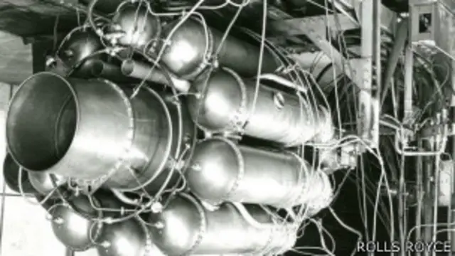 Hoy con los descendientes de aquellas primeras superaleaciones se produce la mayor parte de las partes traseras de las turbinas.