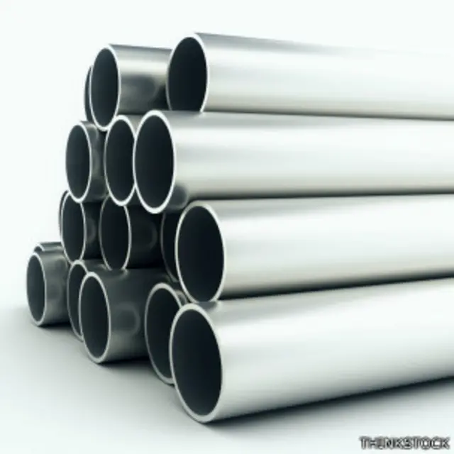 Tras estrellarse contra el suelo, el tubo de metal seguía en perfecto estado.