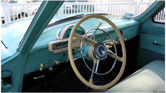 Bảng điều khiển đơn giản của Volga 1957 được lấy cảm hứng từ thiết kế của xe Ford hồi đầu thập niên 1950 (Hình: Roman Grudinin)