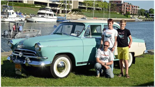Shvetsov, vợ Marina and con trai Tim bênh cạnh chiếc Volga '57 tại hội chợ Greenwich 2014 ở Connecticut. (Hình: Jay Hirsch)
