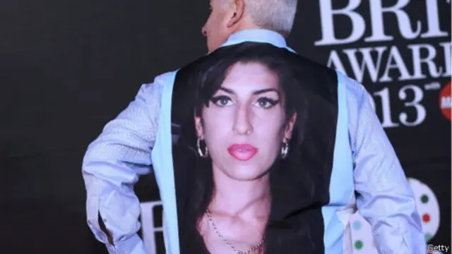 والد آمي وهو يرتدي قميصا يحمل صورتها