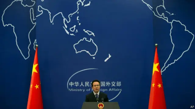 中国外交部发言人洪磊在北京的例行新闻发布会上说:“在没有进行深入的调查的情况下用‘可能’这样的字眼,是不负责任的,也是不科学的”。