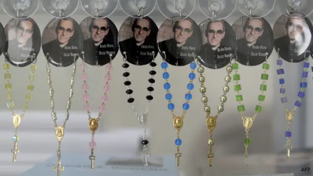 Rosarios de Monseñor Romero a la venta en San Salvador