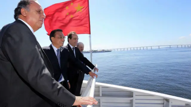 李克強也搭乘中國製造可容2,000人的」麵包山」號大型渡輪。