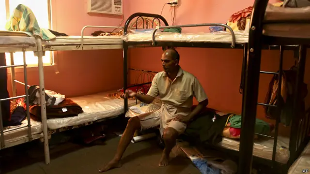 Los trabajadores se quejan del hacinamiento en literas sin espacio para guardar sus pertenencias.