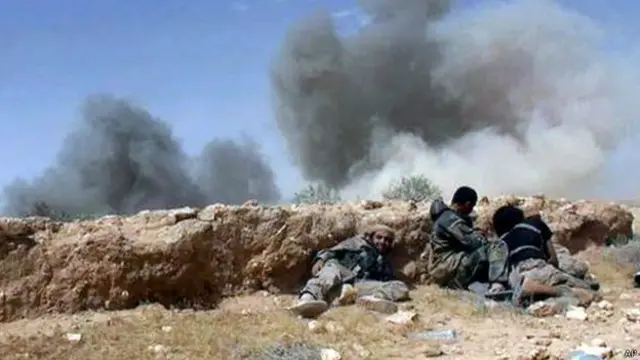 IŞİD militanları Suriye ordusuna bağlı birlikleri geri çekilmeye zorladı.