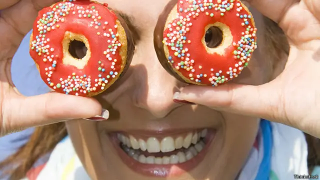 Женщина с двумя пончиками
