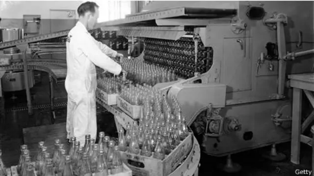Botellas de Coca-Cola en una planta en 1955