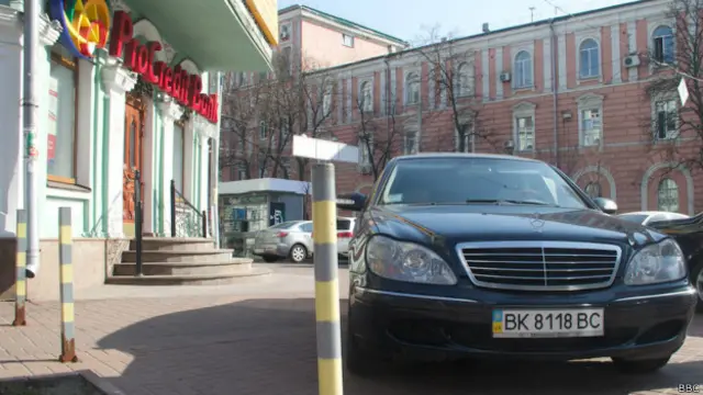 Автомобіль на тротуарі