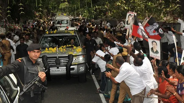 ஜெயலலிதா போட்டியிடுவதற்கு ஏதுவாக, ஆர்.கே. நகர் தொகுதி உறுப்பினர் வெற்றிவேல் தனது பதவியை ராஜினாமா செய்ததையடுத்து அந்தத் தொகுதிக்கு இடைத் தேர்தல் நடக்கிறது.