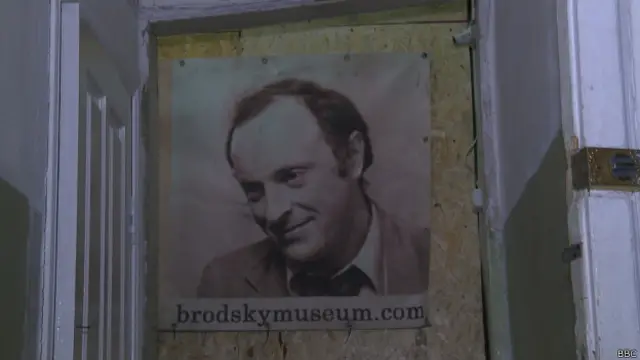 Входная дверь в музей-квартиру Бродского в Санкт-Петербурге