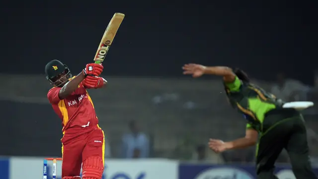 ہیملٹن جو جارحانہ بیٹنگ کر رہے تھے کو سمیع نے بولڈ کیا۔ انھوں نے سات چوکوں اور ایک چھکے کی مدد سے 26 گیندوں میں 43 رنز بنائے