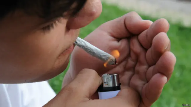 Fumando marihuana.