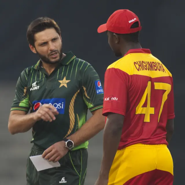 پاکستان کے شہر لاہور کے قذافی سٹیڈیم میں کھیلے جانے والے پہلے ٹی 20 میچ میں زمبابوے نے ٹاس جیت کر پہلے کھیلنے کا فیصلہ کیا۔