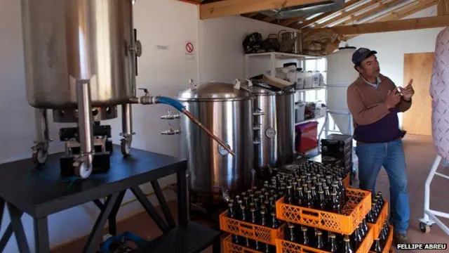 La empresa de cerveza es pequeña. Produce 24.000 litros al año. 