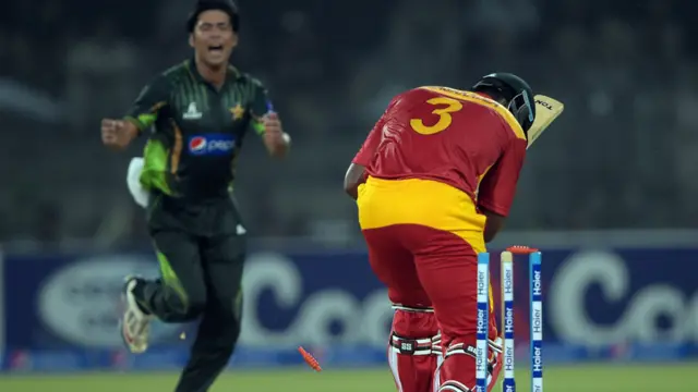 پاکستان کے محمد سمیع نے چار اوورز میں 36 رنز دے کر تین کھلاڑیوں کو آؤٹ کیا اور سب سے کامیاب بولر رہے۔