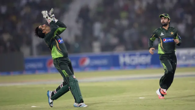 پاکستان کو پہلی کامیابی ساتویں اوور میں اس وقت ملی جب سیبانڈا 13 رنز بنا کر آؤٹ ہوئے۔ وکٹ کیپر سرفراز نے ان کا کیچ پکڑا۔