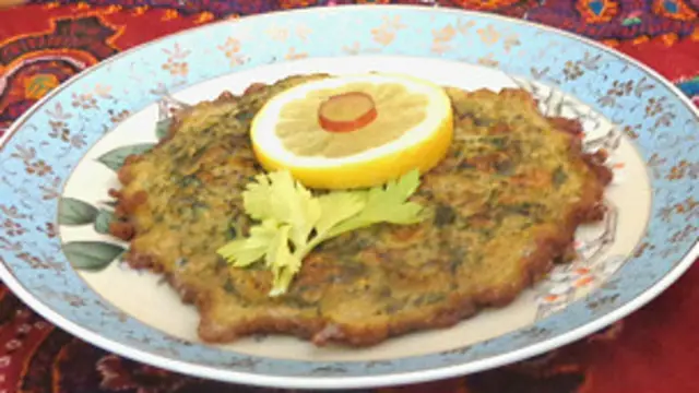 کوکوی کدو جعفری، با تزئین برگِ کرفس و لیموترش تازه، دستپخت علیزادۀ طوسی، برای شنوندگان و خوانندگان نامه ای از لندن
