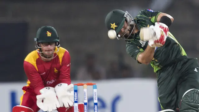 احمد شہزاد نے 34 گیندوں میں چھ چوکوں اور ایک چھکے کی مدد سے نصف سنچری مکمل کی