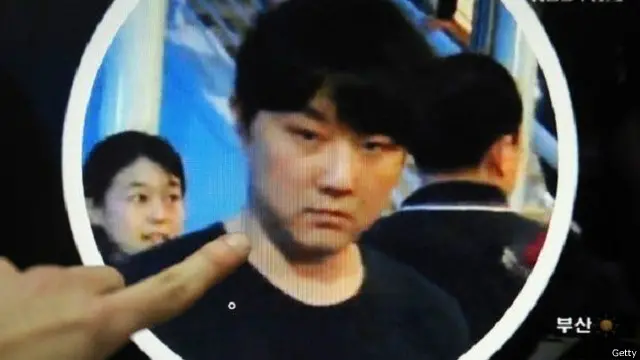 مراقبون قالوا إن هذا الرجل هو كيم جونغ-تشول الذي حضر حفلة لايريك كلابتون في سنغافورة عام 2011 