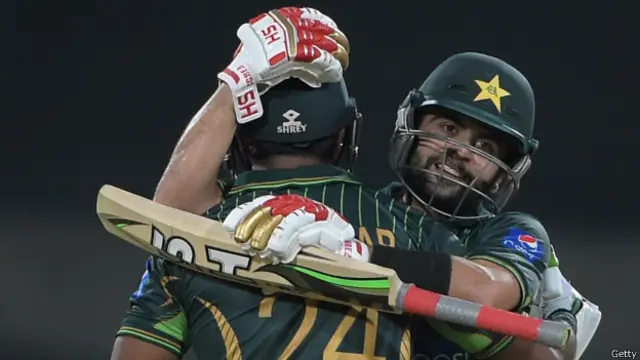 دو میچوں کی سیریز کا پہلا میچ پاکستان پانچ وکٹوں سے جیت گیا تھا