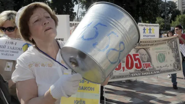 Пока в Риге окончательно решался вопрос о выделении Украине нового кредита, жители Киева протестовали против резкого падения уровня жизни