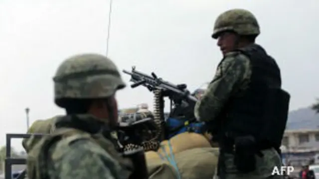 Militares vigilan en Chilapa, Guerrero, México.