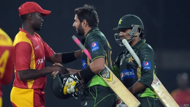 شاہد آفریدی نے آخری اوور میں چوکا لگا کر پاکستان کو فتح دلوائی