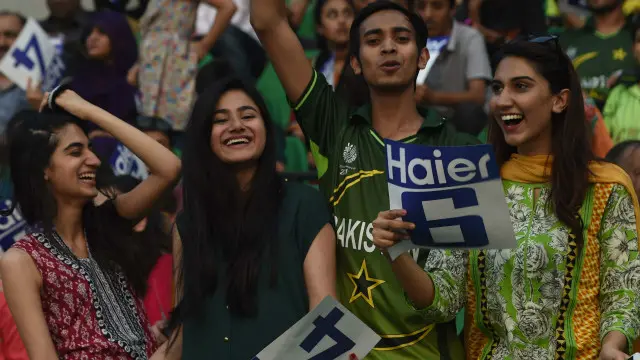 پرجوش شائقین کی موجودگی قذافی سٹیڈیم کا ماحول قابلِ دید تھا