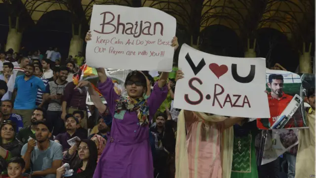 تماشائیوں میں زمبابوے کے ٹیم کے پاکستانی نژاد کھلاڑی سکندر رضا کے مداح بھی شامل تھے۔