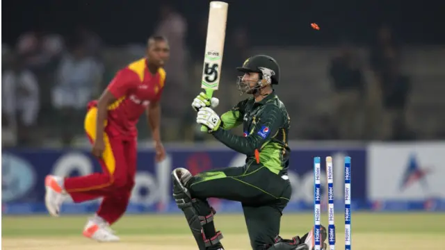 آخری اوور میں شعیب ملک نے اپنی وکٹ گنوا کر مہمان ٹیم کے حوصلے بلند کر دیے