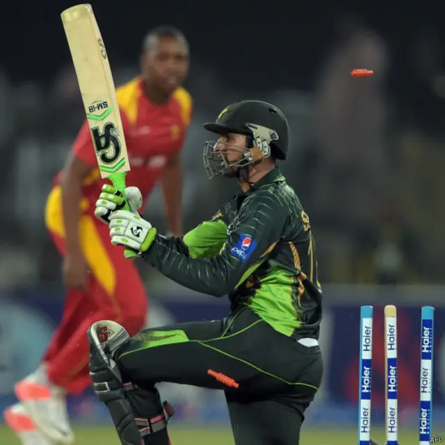 شعیب ملک 14 گیندوں پر سات رنز بنانے کے بعد آخری اوور میں بولڈ ہوگئے۔