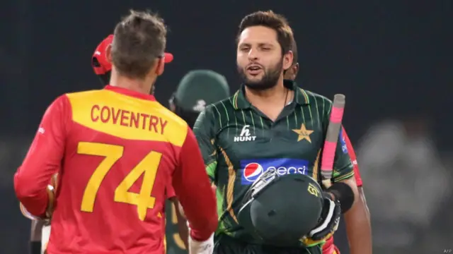 پاکستانی ٹی 20 ٹیم کے کپتان شاہد آفریدی فتح کے بعد مخالف ٹیم کے کھلاڑیوں سے مبارکباد وصول کرتے رہے۔