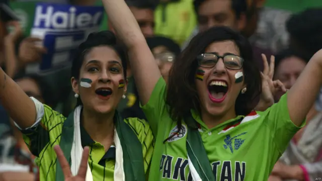 یہ میچ دیکھنے کے لیے ہزاروں تماشائی قذافی سٹیڈیم پہنچے۔