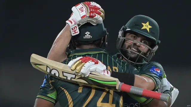 مختار کا ساتھ احمد شہزاد نے دیا جنھوں نے اپنے ہوم گراؤنڈ پر اپنے پہلے انٹرنیشنل میچ میں نصف سنچری بنائی۔