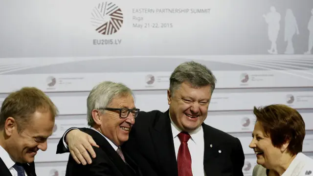 Петр Порошенко смеется вместе с лидерами ЕС на саммите Восточного партнерства в Риге